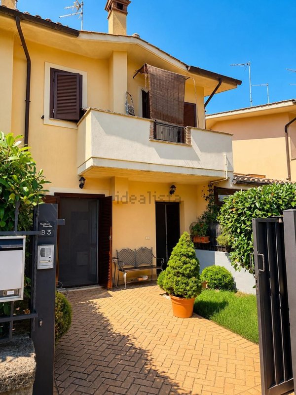 appartamento in vendita a Manziana in zona Quadroni