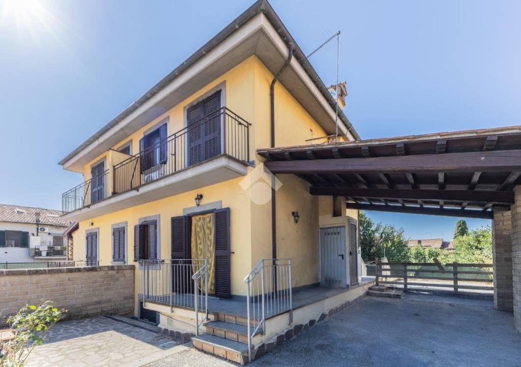 casa indipendente in vendita a Manziana
