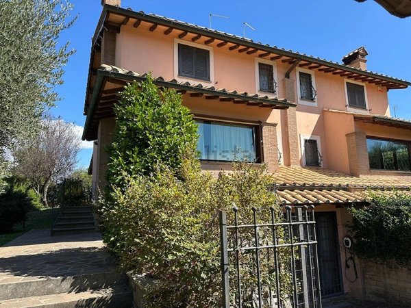 casa indipendente in vendita a Manziana in zona Quadroni
