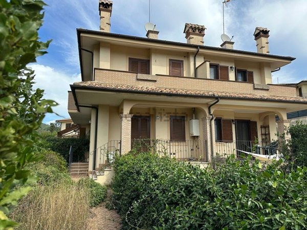 casa indipendente in vendita a Manziana in zona Quadroni