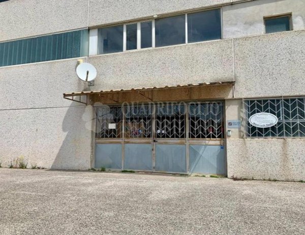 locale commerciale in vendita a Marcellina