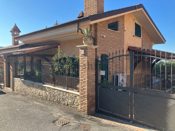 casa indipendente in vendita a Marcellina