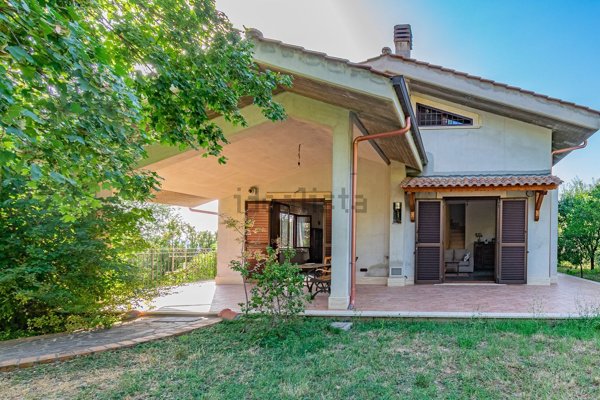 casa indipendente in vendita a Marcellina