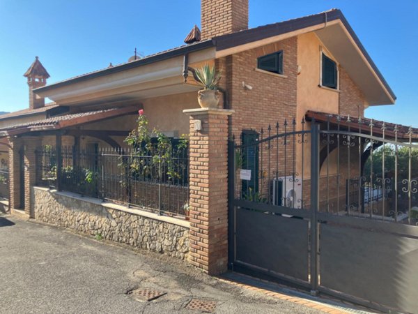 casa indipendente in vendita a Marcellina