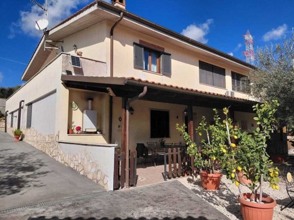 casa indipendente in vendita a Marcellina