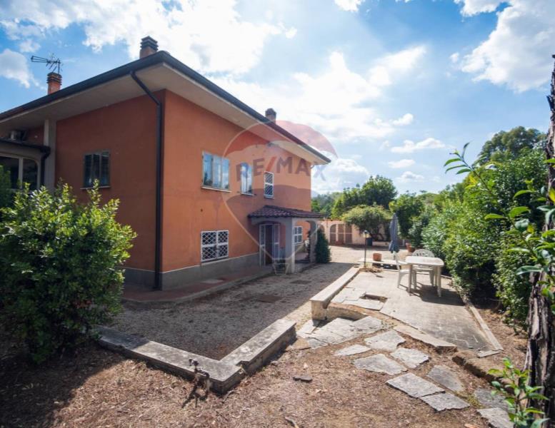 Decine di case indipendenti in vendita