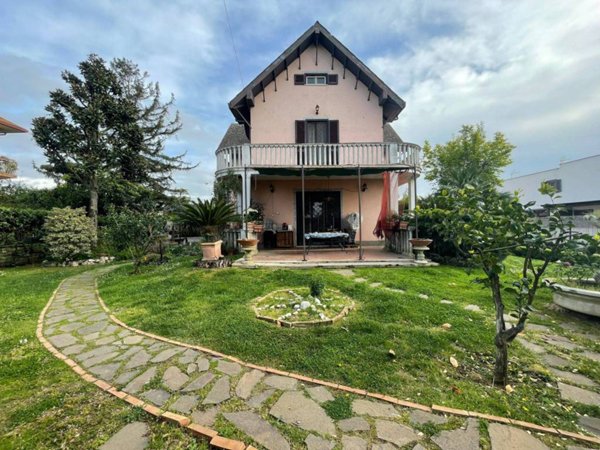 casa indipendente in vendita a Marino in zona Santa Maria delle Mole