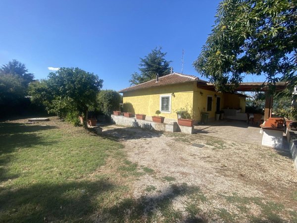 casa indipendente in vendita a Marino in zona Santa Maria delle Mole