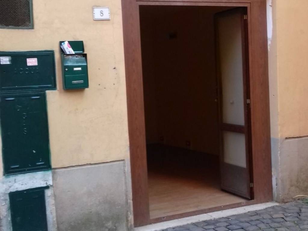 locale di sgombero in vendita a Marino