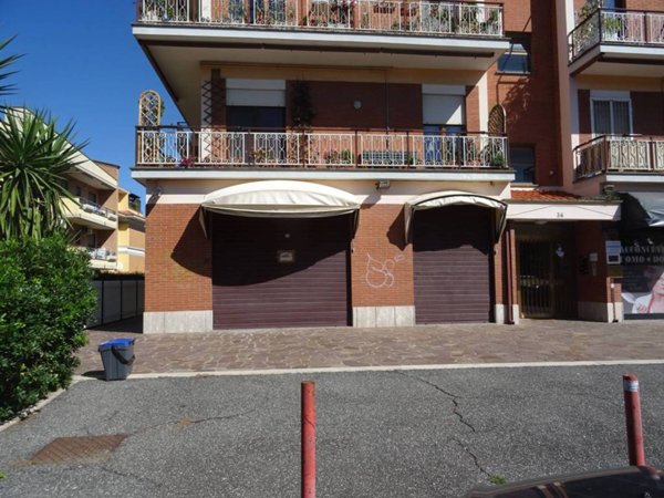 negozio in vendita a Marino in zona Frattocchie