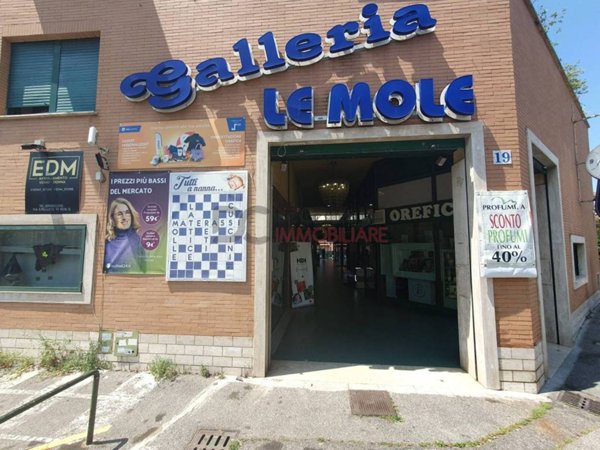 negozio in vendita a Marino in zona Poggio delle Mole