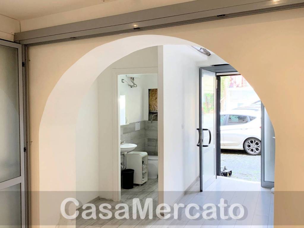 locale commerciale in vendita a Marino