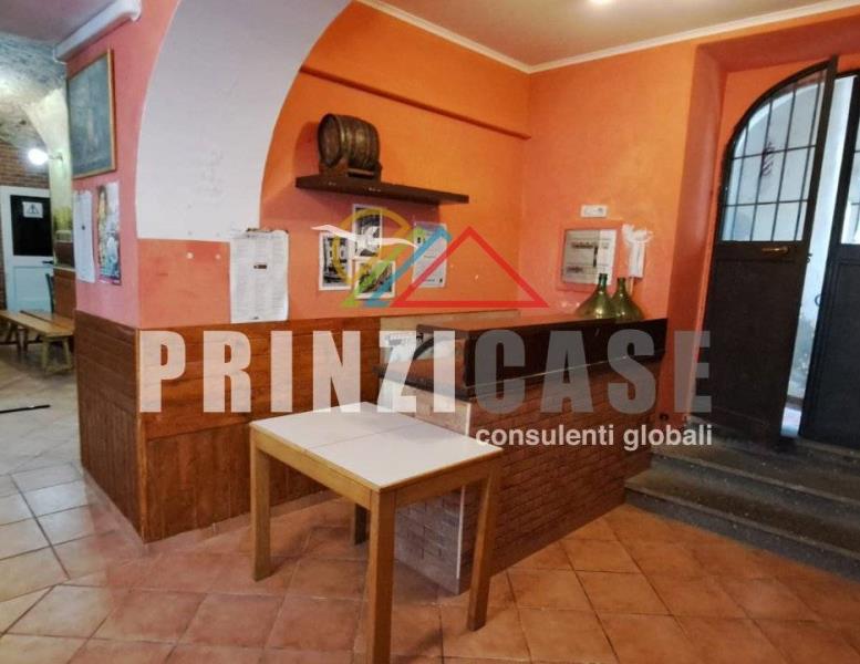 locale commerciale in vendita a Marino