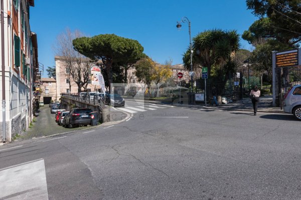 locale di sgombero in vendita a Marino