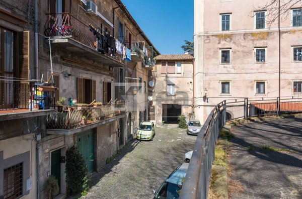 locale di sgombero in vendita a Marino