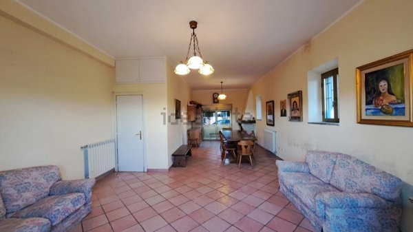 locale commerciale in vendita a Marino