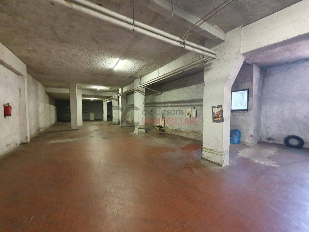 locale commerciale in vendita a Marino in zona Cava dei Selci