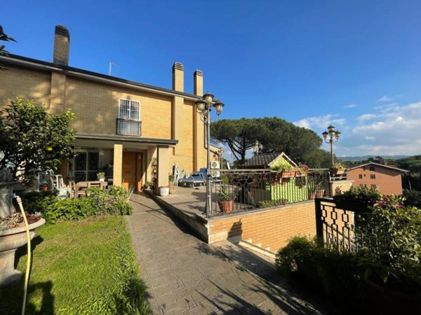 casa indipendente in vendita a Marino in zona Santa Maria delle Mole