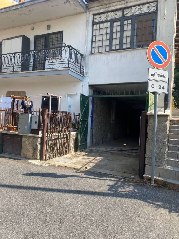 locale di sgombero in vendita a Marino