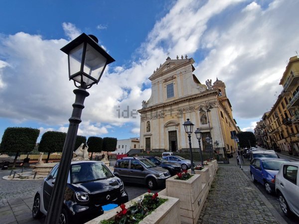 locale commerciale in vendita a Marino