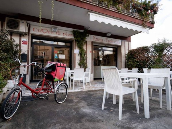 negozio in vendita a Marino in zona Poggio delle Mole