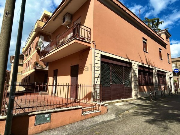 locale commerciale in vendita a Marino