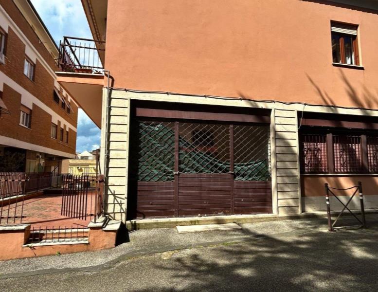 locale commerciale in vendita a Marino