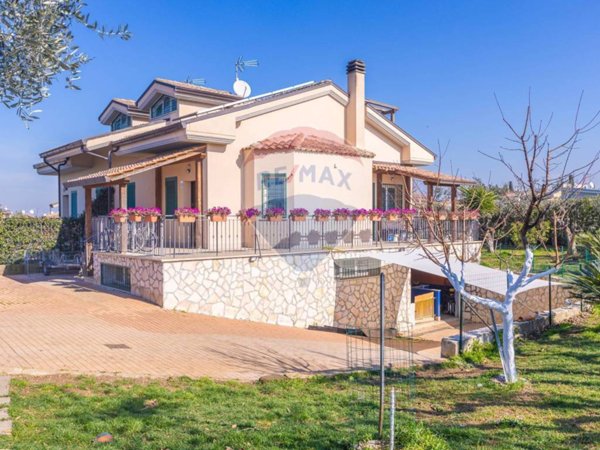casa indipendente in vendita a Marino in zona Poggio delle Mole