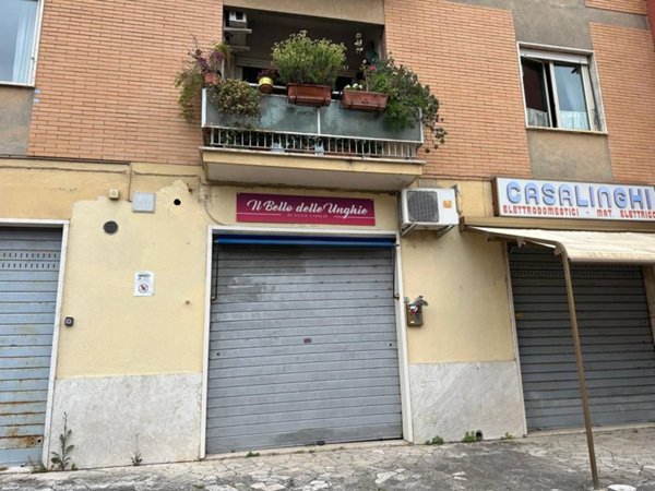 negozio in vendita a Marino in zona Santa Maria delle Mole