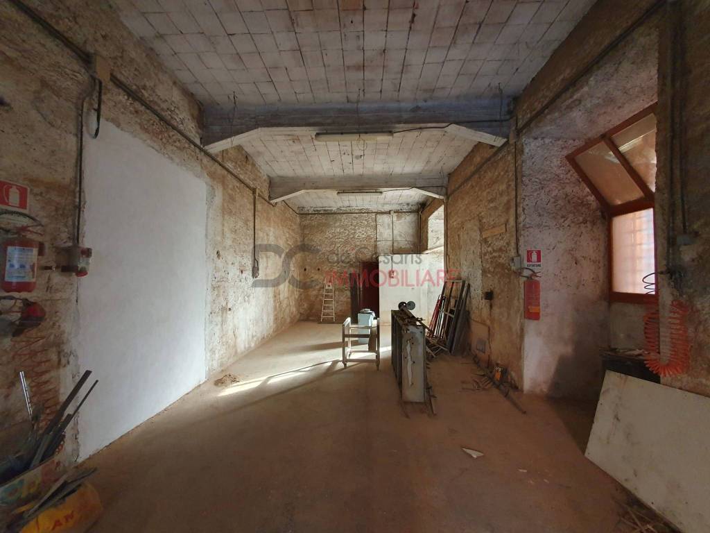 locale commerciale in vendita a Marino