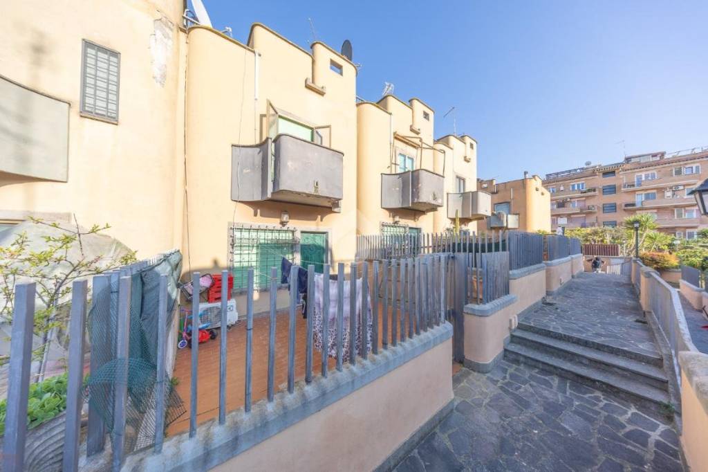 casa indipendente in vendita a Marino in zona Santa Maria delle Mole