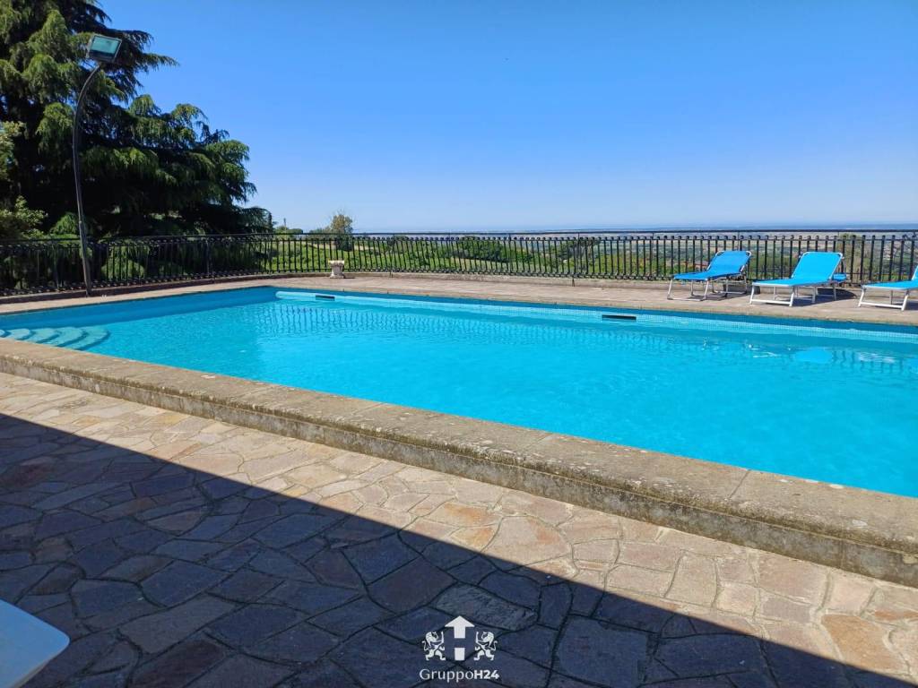 casa indipendente in vendita a Marino in zona Due Santi