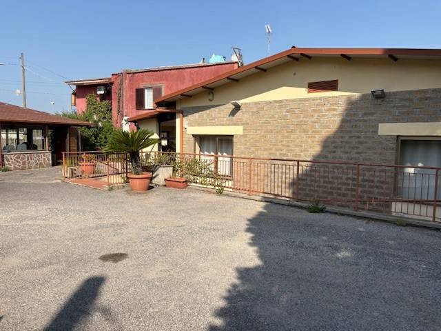 negozio in vendita a Marino in zona Due Santi