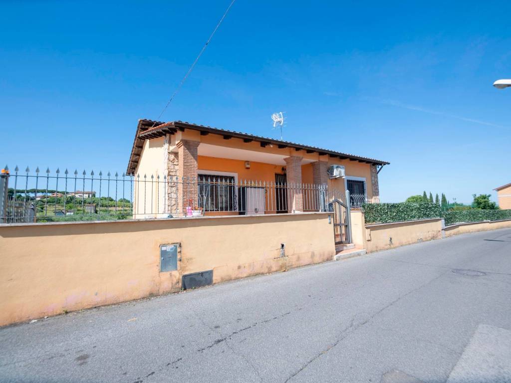 casa indipendente in vendita a Marino in zona Santa Maria delle Mole