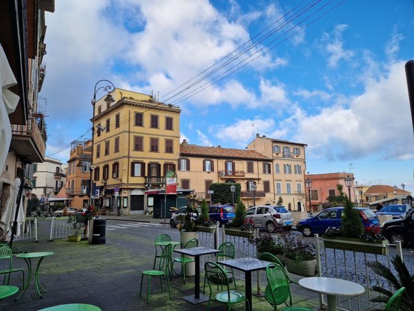 locale commerciale in vendita a Marino