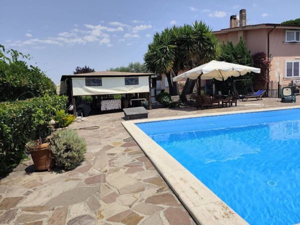 casa indipendente in vendita a Marino in zona Frattocchie