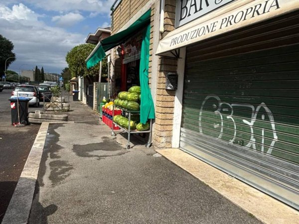 locale commerciale in vendita a Marino