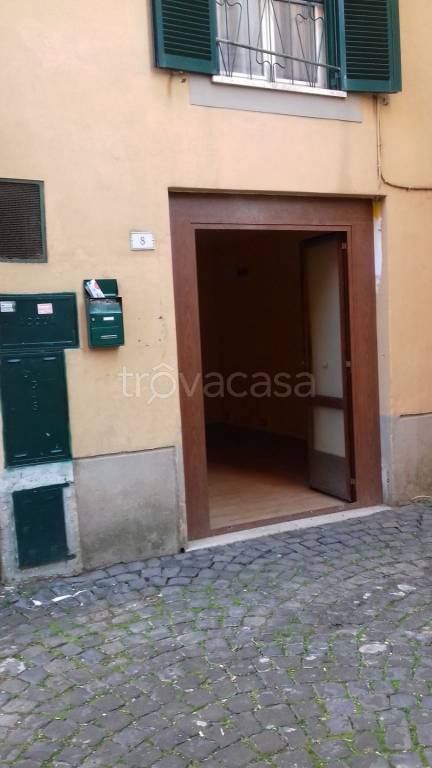 locale di sgombero in vendita a Marino