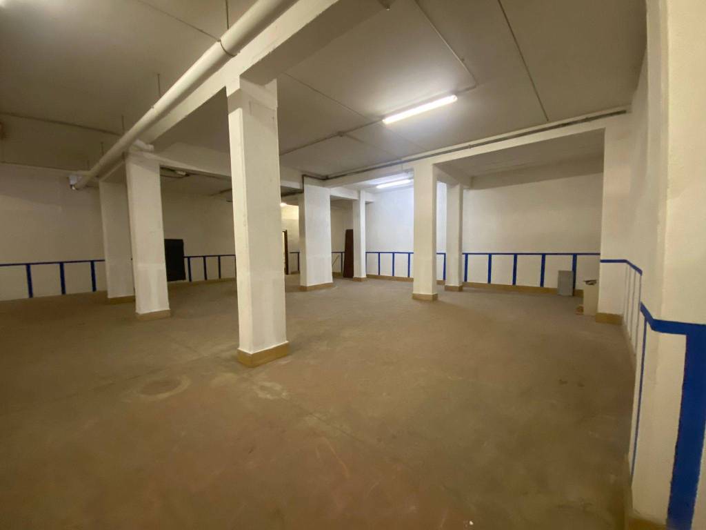 locale di sgombero in vendita a Marino