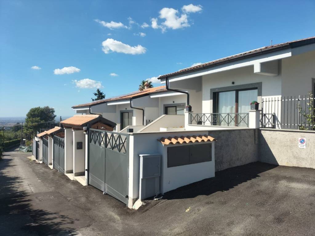 casa indipendente in vendita a Marino in zona Due Santi