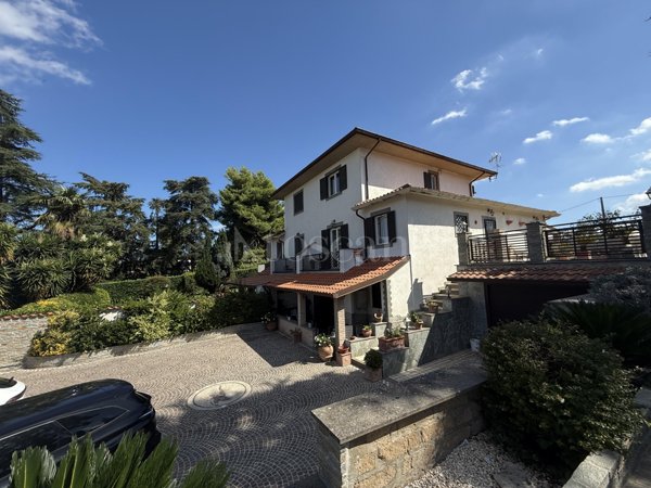 casa indipendente in vendita a Marino in zona Due Santi