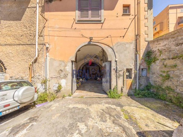 locale di sgombero in vendita a Marino