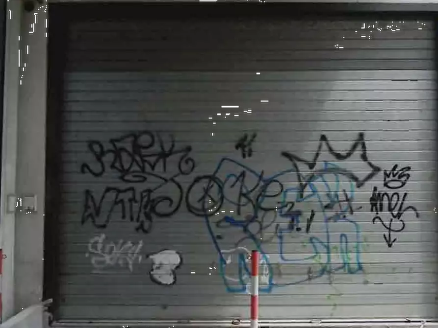 locale di sgombero in vendita a Marino