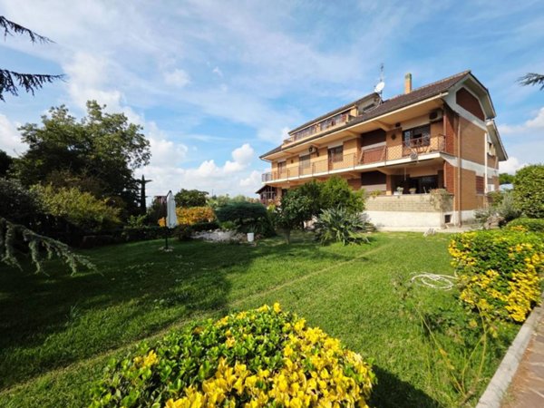 casa indipendente in vendita a Marino in zona Castelluccia