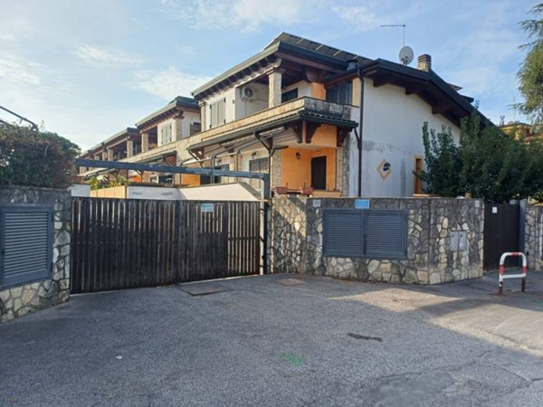 casa indipendente in vendita a Marino in zona Santa Maria delle Mole