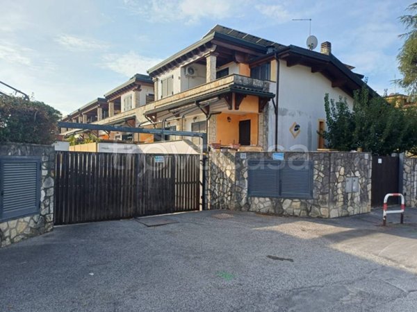 casa indipendente in vendita a Marino in zona Santa Maria delle Mole