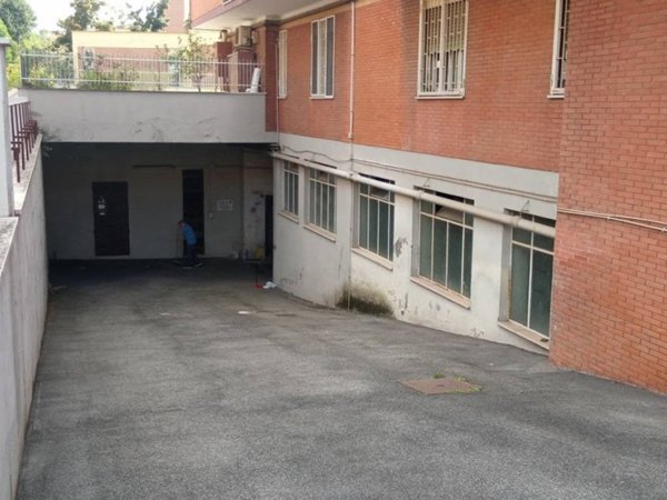 locale commerciale in vendita a Marino in zona Castelluccia