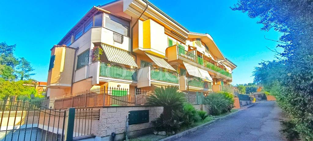 appartamento in vendita a Marino in zona Poggio delle Mole