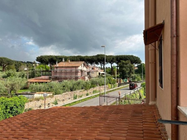 negozio in vendita a Marino in zona Castelluccia