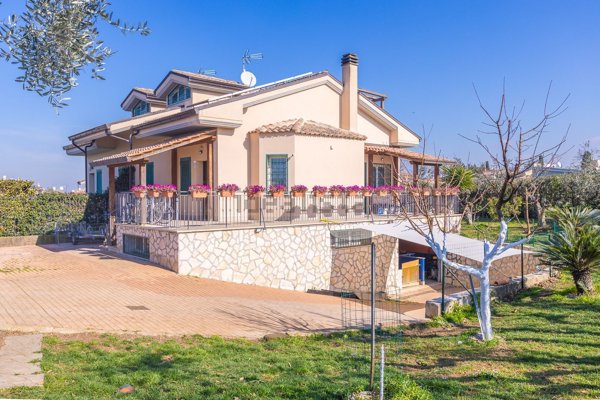 casa indipendente in vendita a Marino in zona Poggio delle Mole
